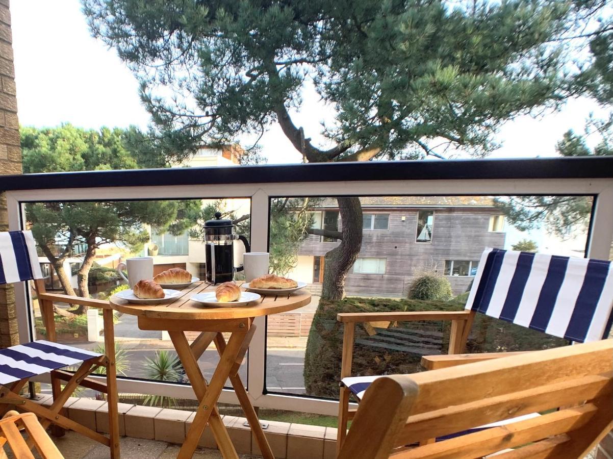 Top Floor Sandbanks Apartment With Free Parking Just Minutes From The Beach And Bars Canford Cliffs Bagian luar foto