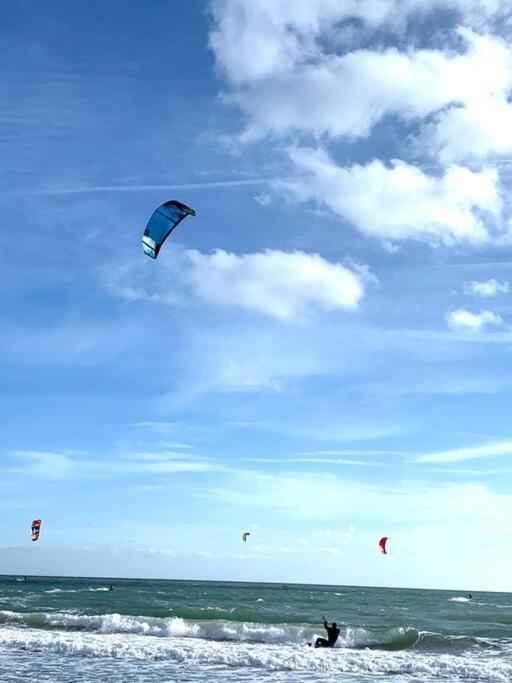 Top Floor Sandbanks Apartment With Free Parking Just Minutes From The Beach And Bars Canford Cliffs Bagian luar foto