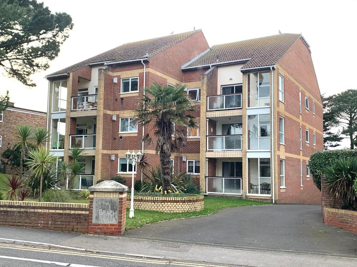 Top Floor Sandbanks Apartment With Free Parking Just Minutes From The Beach And Bars Canford Cliffs Bagian luar foto