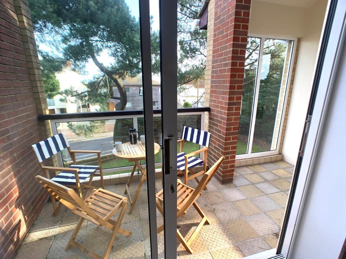 Top Floor Sandbanks Apartment With Free Parking Just Minutes From The Beach And Bars Canford Cliffs Bagian luar foto