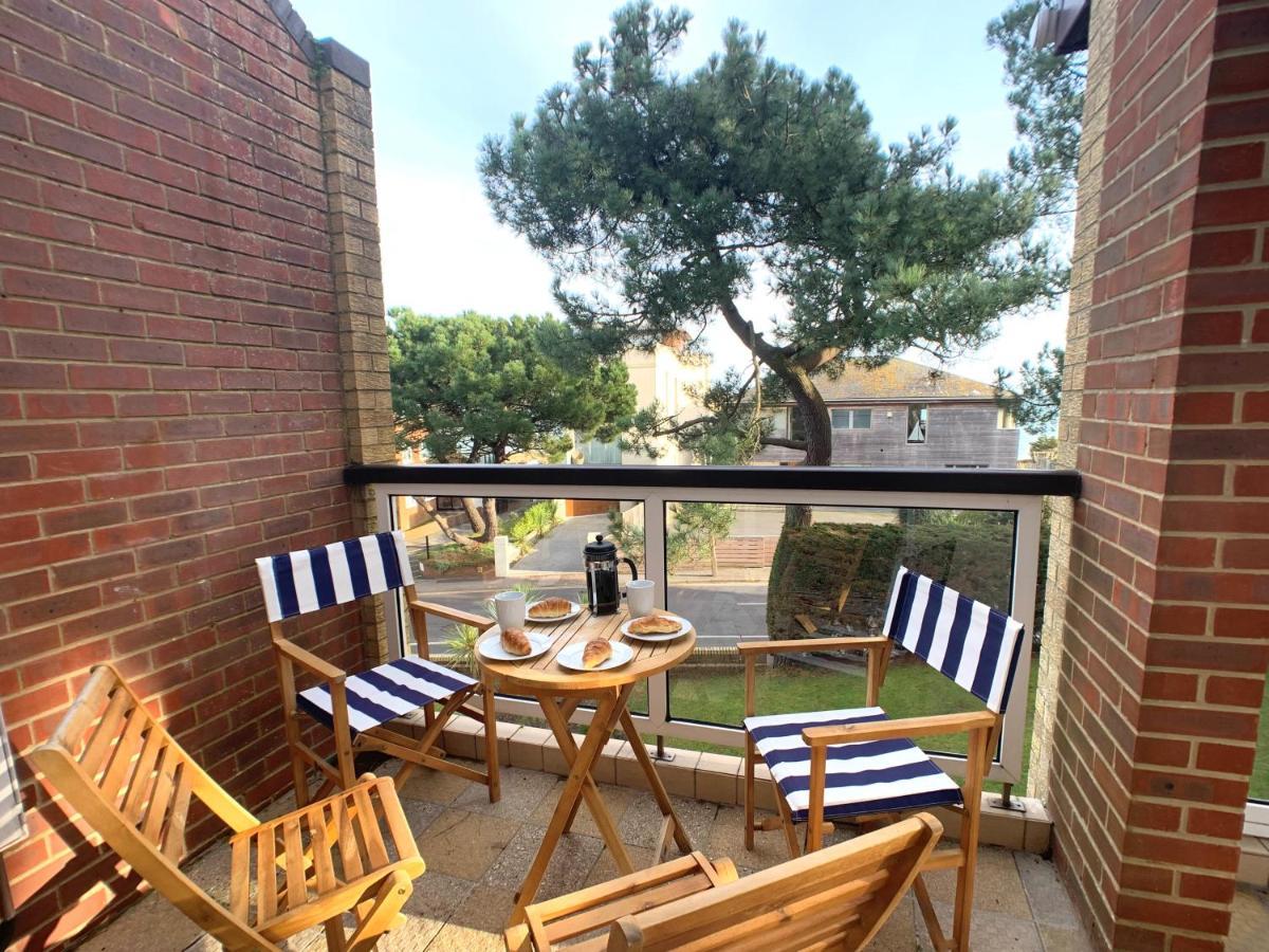 Top Floor Sandbanks Apartment With Free Parking Just Minutes From The Beach And Bars Canford Cliffs Bagian luar foto