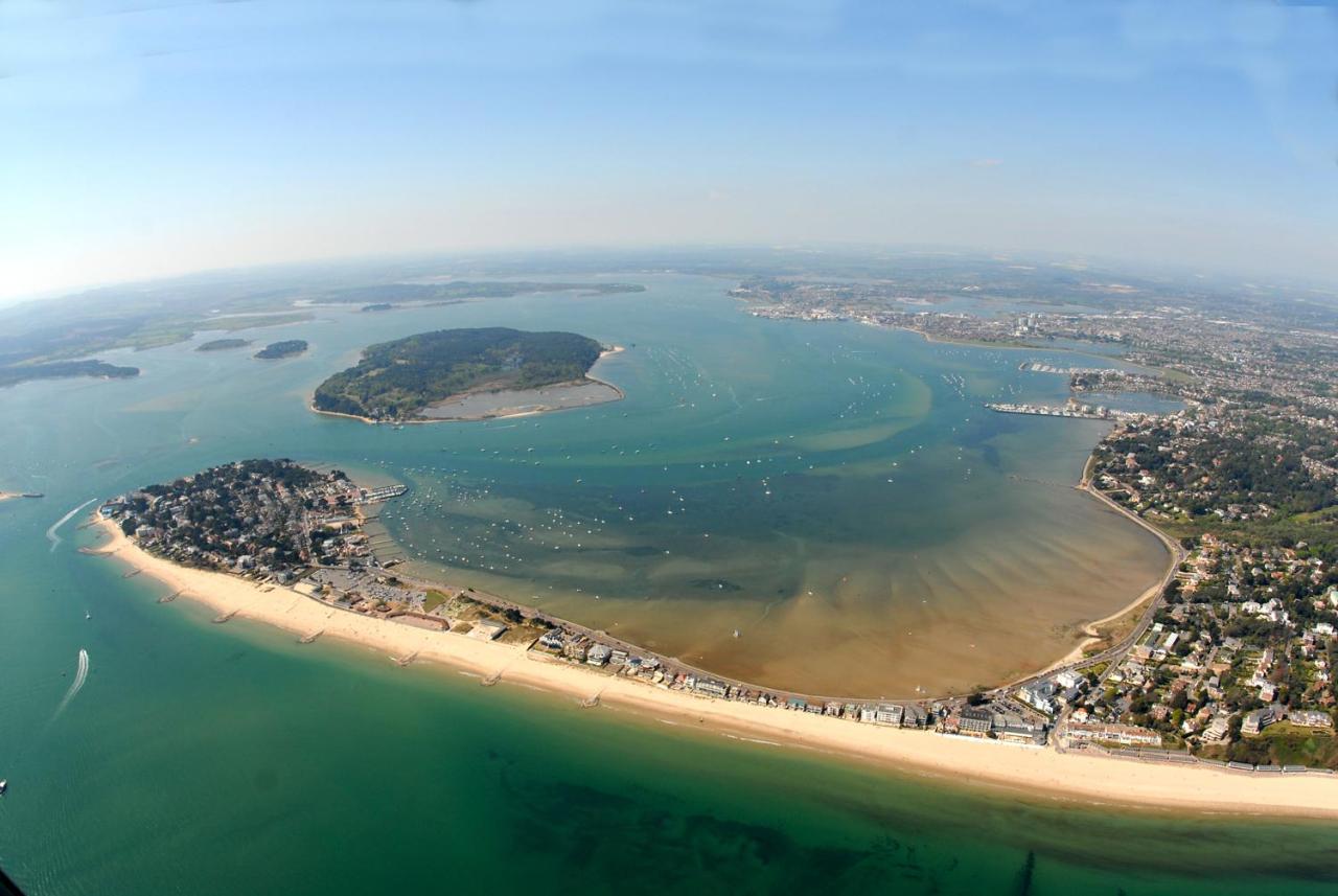 Top Floor Sandbanks Apartment With Free Parking Just Minutes From The Beach And Bars Canford Cliffs Bagian luar foto