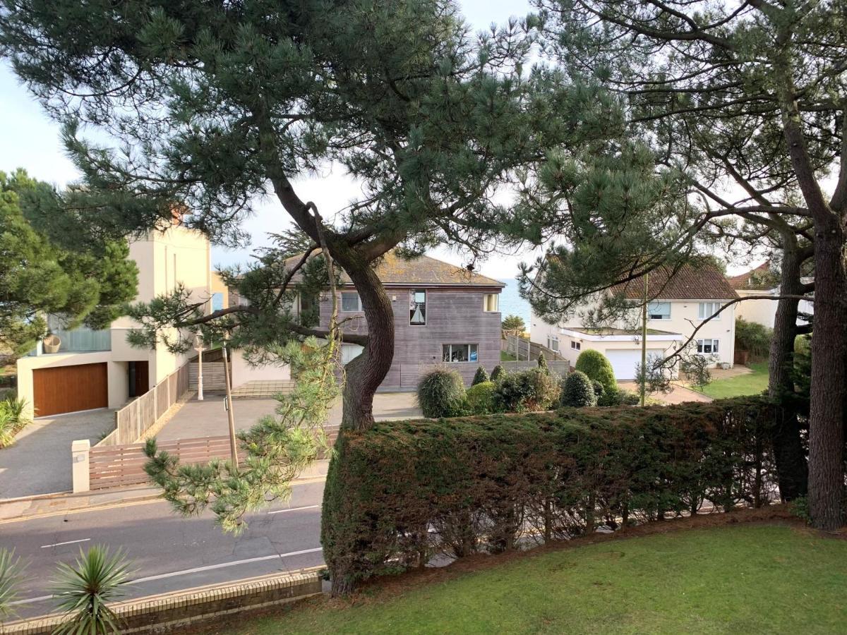 Top Floor Sandbanks Apartment With Free Parking Just Minutes From The Beach And Bars Canford Cliffs Bagian luar foto
