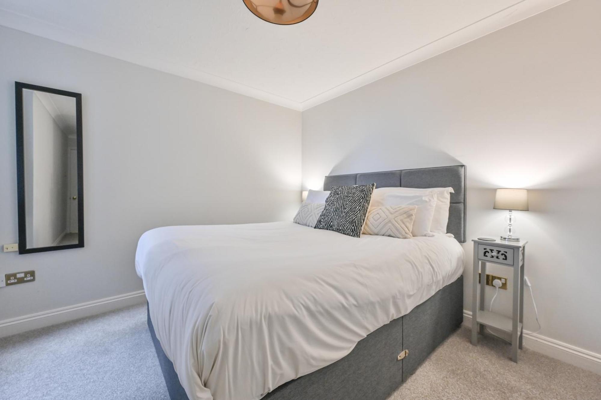 Top Floor Sandbanks Apartment With Free Parking Just Minutes From The Beach And Bars Canford Cliffs Bagian luar foto