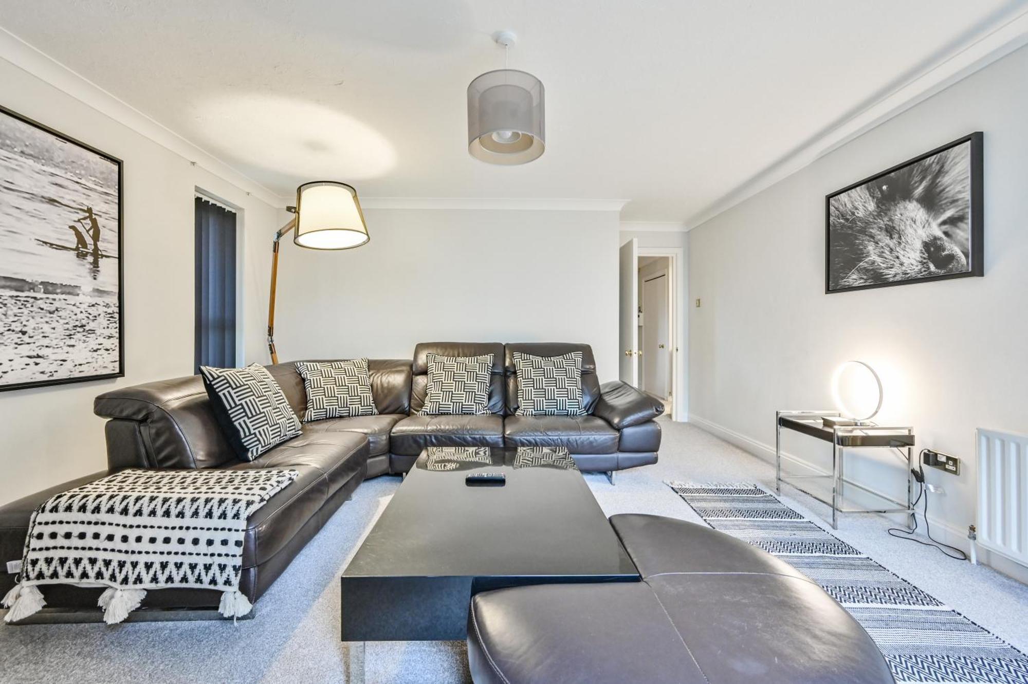 Top Floor Sandbanks Apartment With Free Parking Just Minutes From The Beach And Bars Canford Cliffs Bagian luar foto