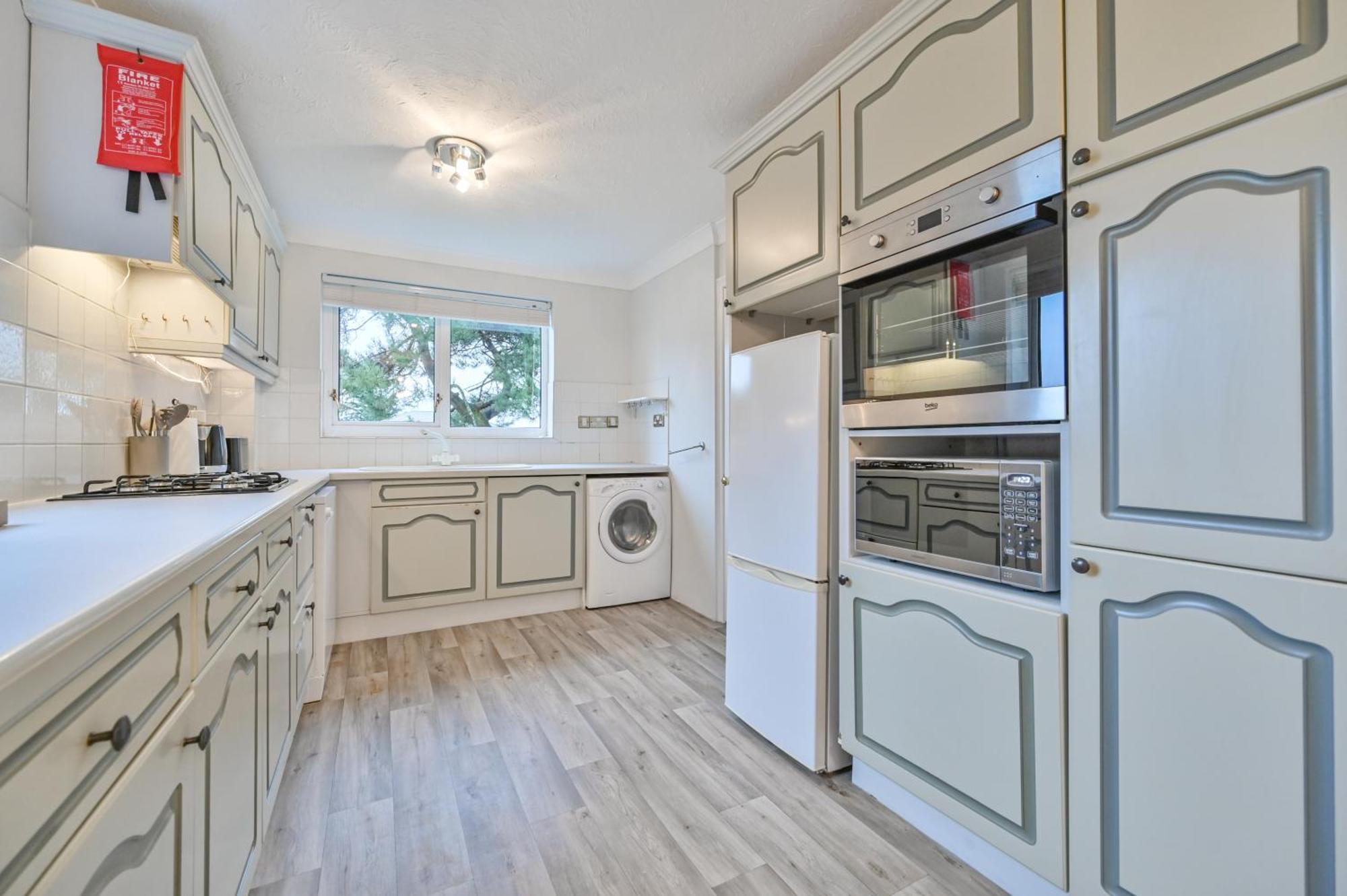 Top Floor Sandbanks Apartment With Free Parking Just Minutes From The Beach And Bars Canford Cliffs Bagian luar foto