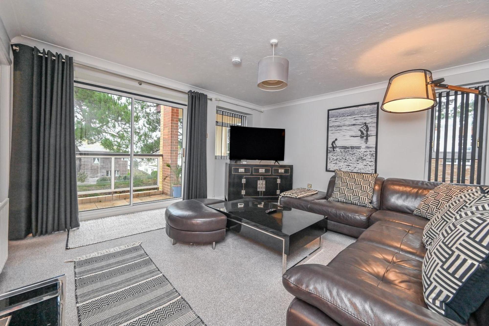 Top Floor Sandbanks Apartment With Free Parking Just Minutes From The Beach And Bars Canford Cliffs Bagian luar foto