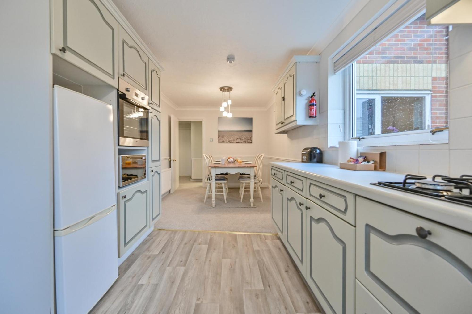 Top Floor Sandbanks Apartment With Free Parking Just Minutes From The Beach And Bars Canford Cliffs Bagian luar foto