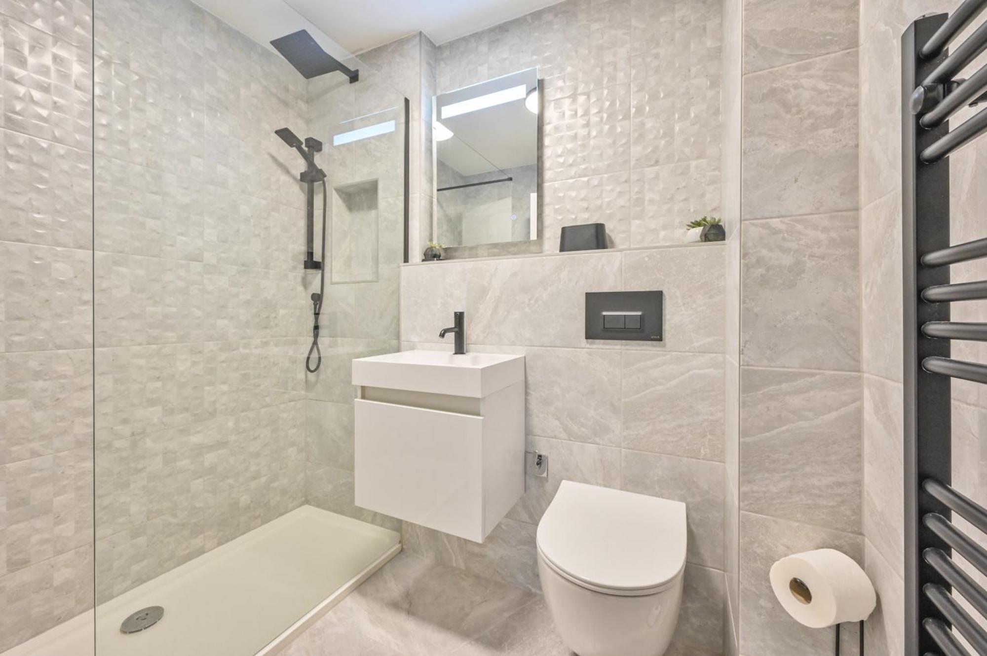 Top Floor Sandbanks Apartment With Free Parking Just Minutes From The Beach And Bars Canford Cliffs Bagian luar foto