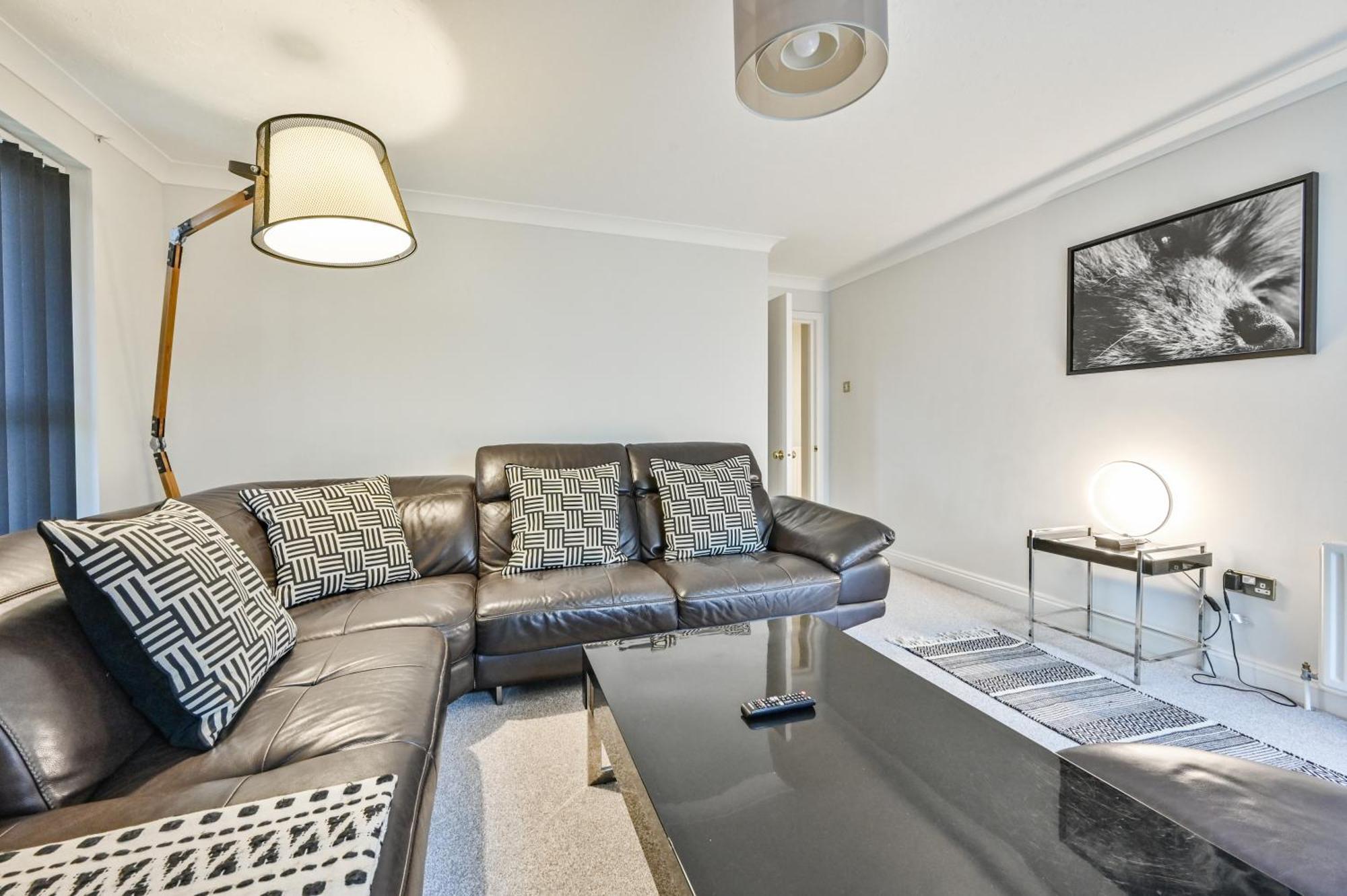 Top Floor Sandbanks Apartment With Free Parking Just Minutes From The Beach And Bars Canford Cliffs Bagian luar foto