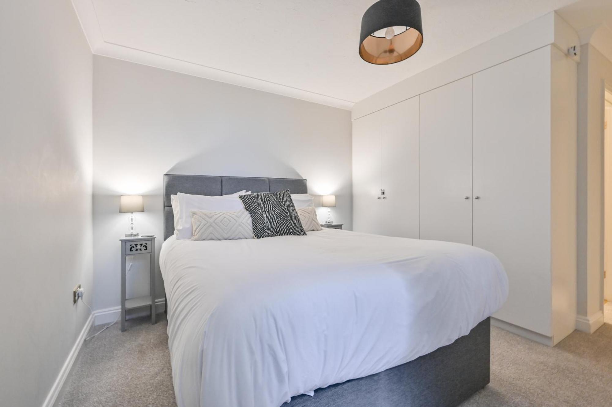 Top Floor Sandbanks Apartment With Free Parking Just Minutes From The Beach And Bars Canford Cliffs Bagian luar foto