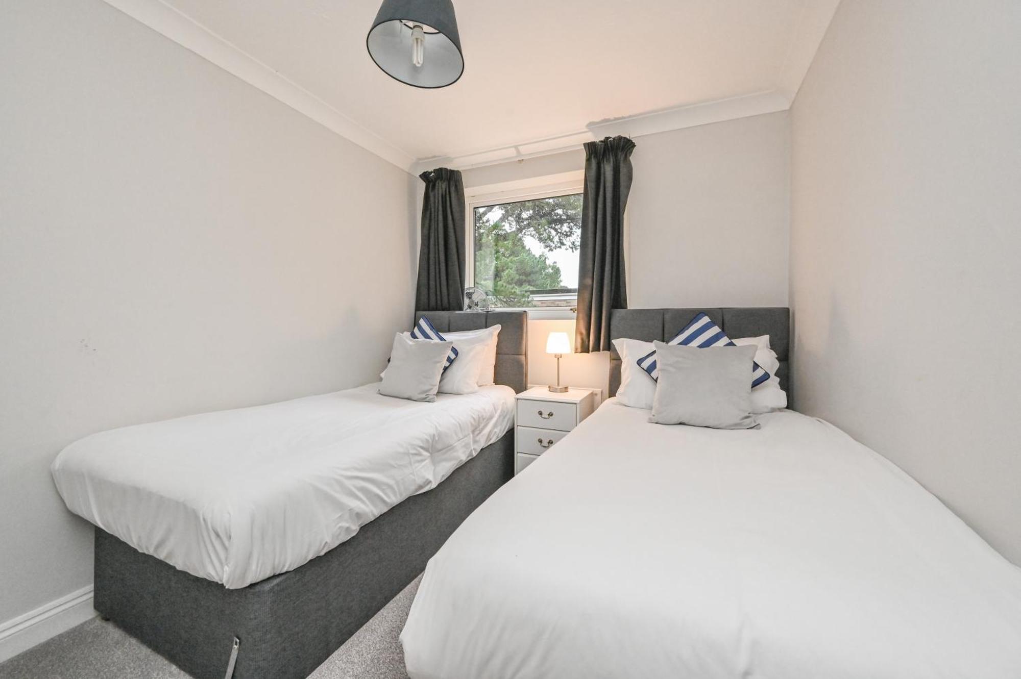 Top Floor Sandbanks Apartment With Free Parking Just Minutes From The Beach And Bars Canford Cliffs Bagian luar foto