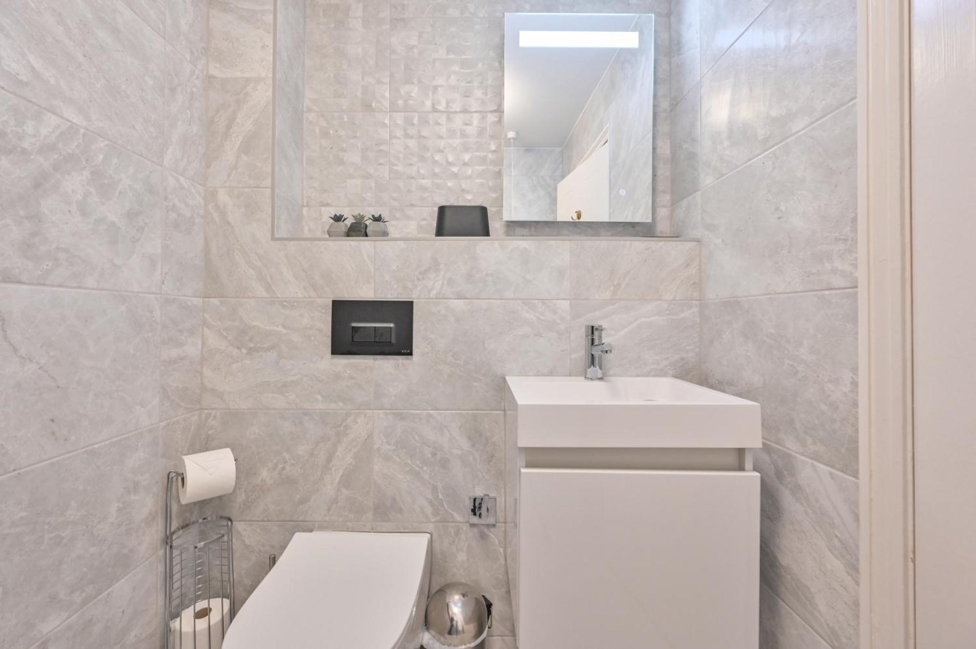 Top Floor Sandbanks Apartment With Free Parking Just Minutes From The Beach And Bars Canford Cliffs Bagian luar foto