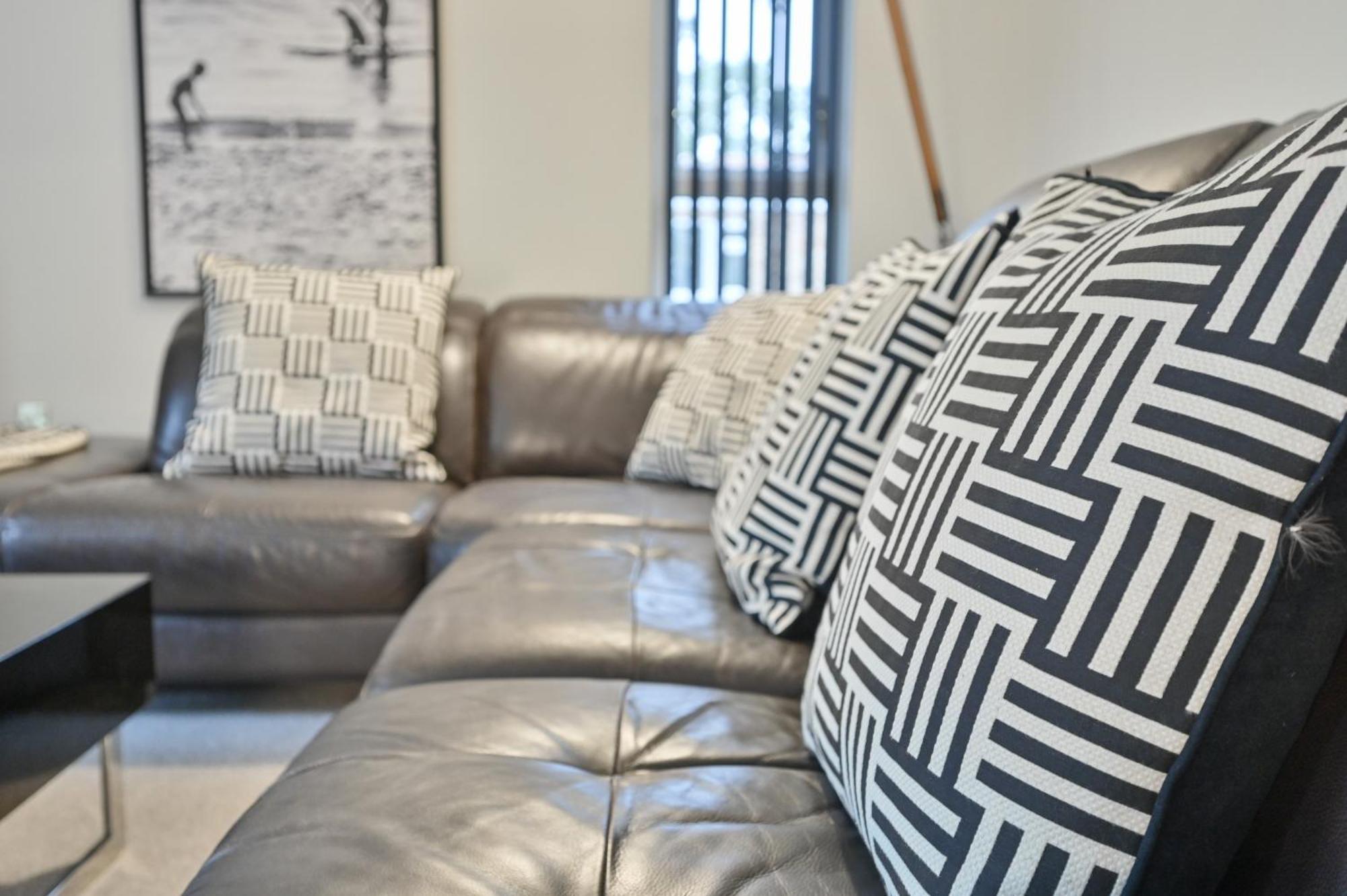 Top Floor Sandbanks Apartment With Free Parking Just Minutes From The Beach And Bars Canford Cliffs Bagian luar foto