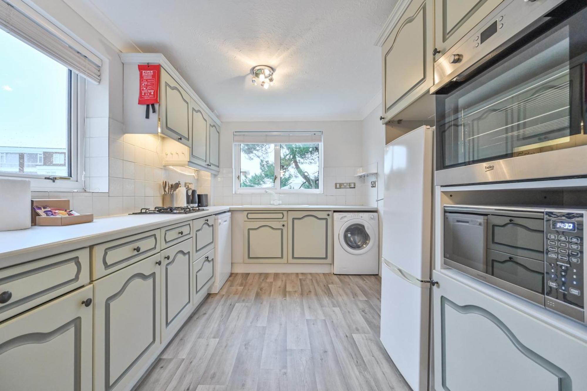 Top Floor Sandbanks Apartment With Free Parking Just Minutes From The Beach And Bars Canford Cliffs Bagian luar foto
